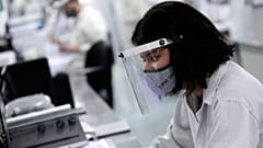 Bir çalışan, 2021'de Brezilya'da bir laboratuvarda çalışıyor.