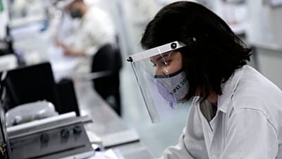 Un employé travaille dans un laboratoire au Brésil en 2021.