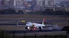 Um avião da TAP Air Portugal aterra no aeroporto de Lisboa ao cair da noite, sexta-feira, 26 de agosto de 2022.