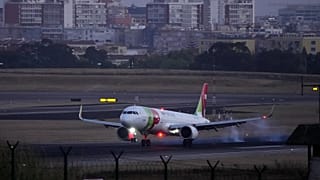 Um avião da TAP Air Portugal aterra no aeroporto de Lisboa ao cair da noite, sexta-feira, 26 de agosto de 2022.