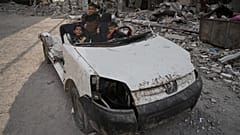 أطفال فلسطينيون يلعبون على سيارة مدمرة في مدينة غزة، يوم الاثنين 24 نوفمبر 2025. (تصوير: جيهاد الشرافي / أسوشيتد برس)