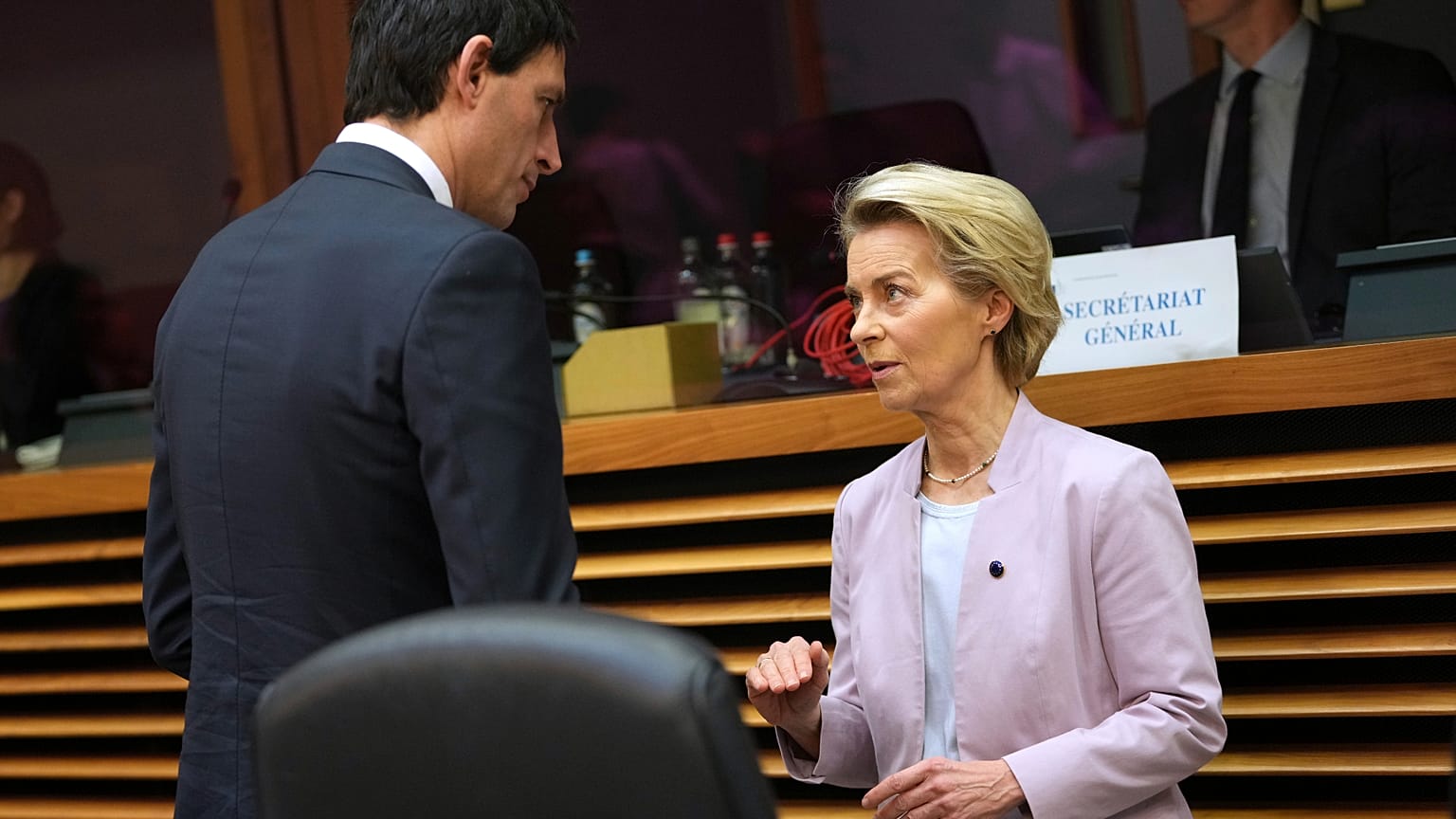 Avrupa Komisyonu Başkanı Ursula von der Leyen (sağda), Avrupa İklim, Net Sıfır ve Temiz Büyüme Komiseri Wopke Hoekstra ile konuşuyor