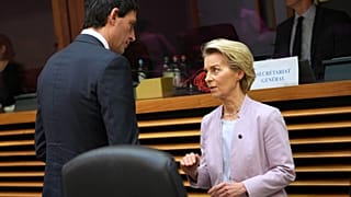 Avrupa Komisyonu Başkanı Ursula von der Leyen (sağda), Avrupa İklim, Net Sıfır ve Temiz Büyüme Komiseri Wopke Hoekstra ile konuşuyor