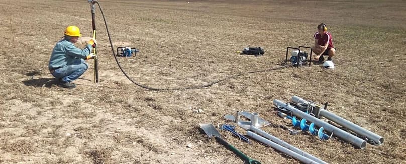 Die Gruben wurden mit geophysikalischen Untersuchungen entdeckt, anschließend wurden Bohrungen durchgeführt, um das Sediment zu testen.