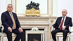 Ο Ρώσος πρόεδρος Βλαντιμίρ Πούτιν, δεξιά, συμμετέχει σε συνάντηση με τον Ούγγρο πρωθυπουργό Βίκτορ Όρμπαν στο παλάτι της Γερουσίας του Κρεμλίνου στη Μόσχα, Ρωσία, Παρασκευή 28 Νοεμβρίου 2