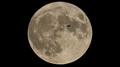 Un avión pasa por delante de la Luna en Chicago el 30 de agosto de 2023