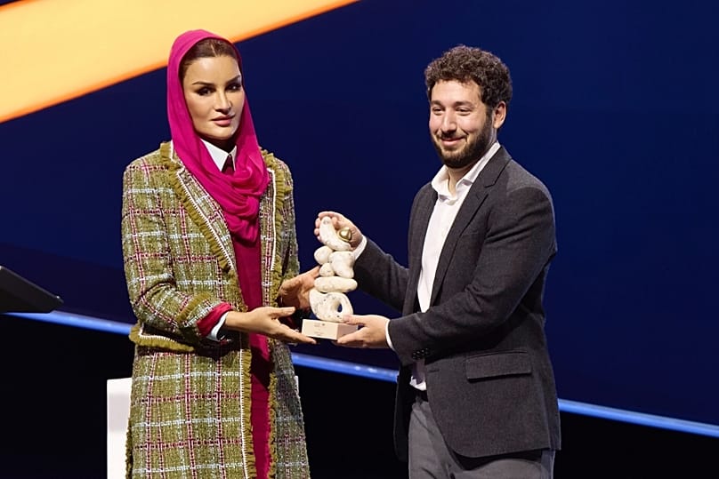 Sheikha Moza überreicht den Preis an Vahakn Papazian, TUMOs Direktor für Produktentwicklung.