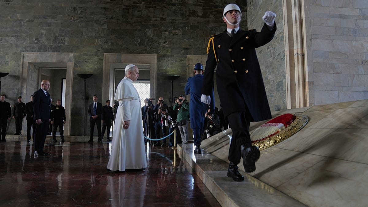 Papst-Leo-XIV-ehrt-Atat-rk-auf-erster-Auslandsreise-in-der-T-rkei