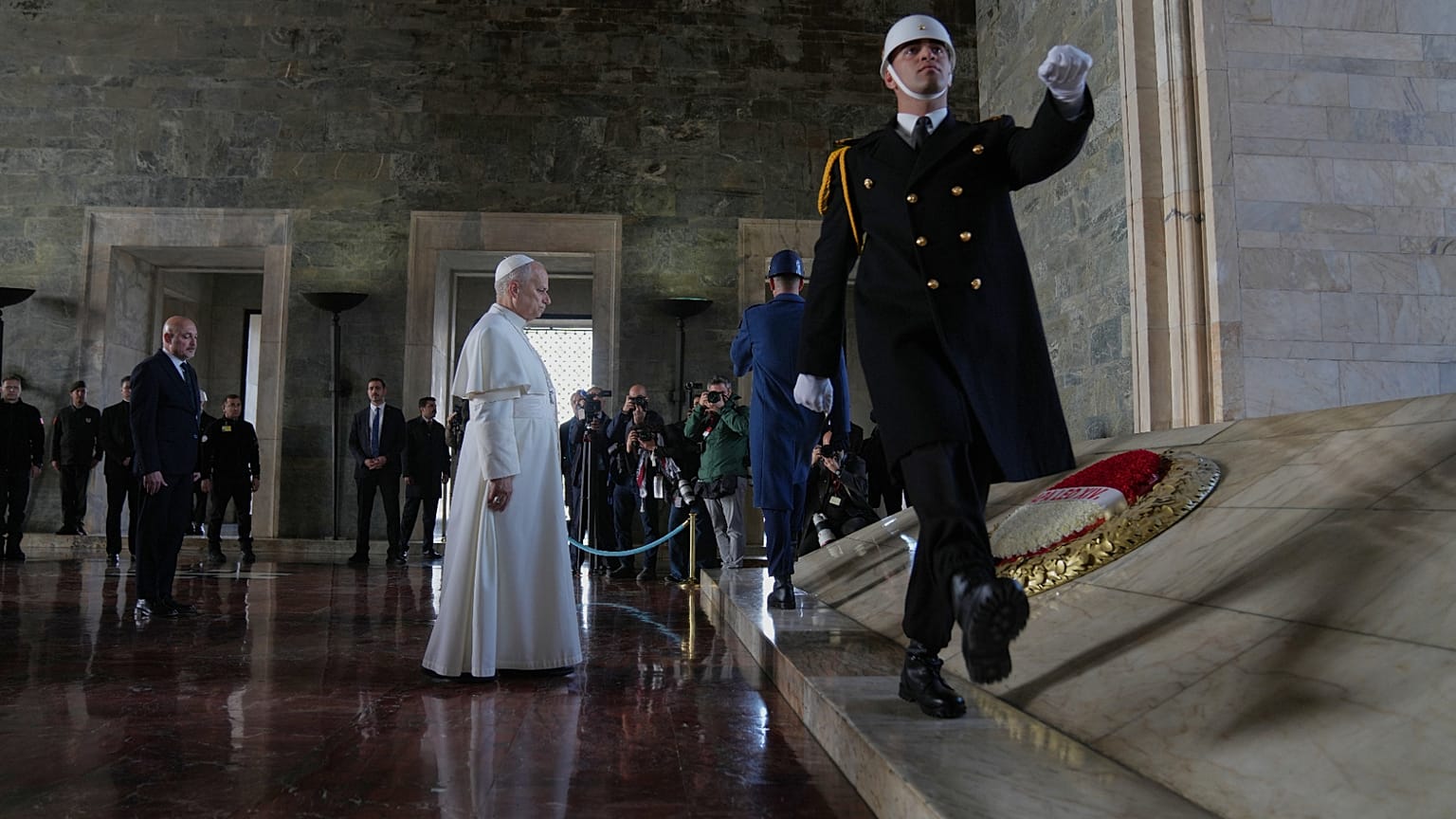 Papa Leone XIV depone una corona al Mausoleo di Atatürk, ad Ankara, in Turchia, il 27 novembre 2025