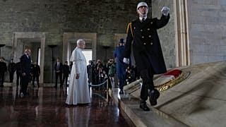 Папа Римский Лев XIV возложил венок у мавзолея Ататюрка в Анкаре, Турция, 27 ноября 2025 года