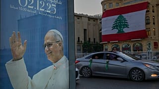 لوحة إعلانية في وسط بيروت تُظهر صورة البابا ليو الرابع عشر قبيل زيارته المرتقبة للبنان