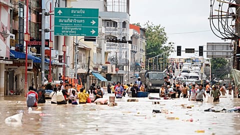 Alluvione nella provincia di Songkhla: persone guadano le acque alluvionali