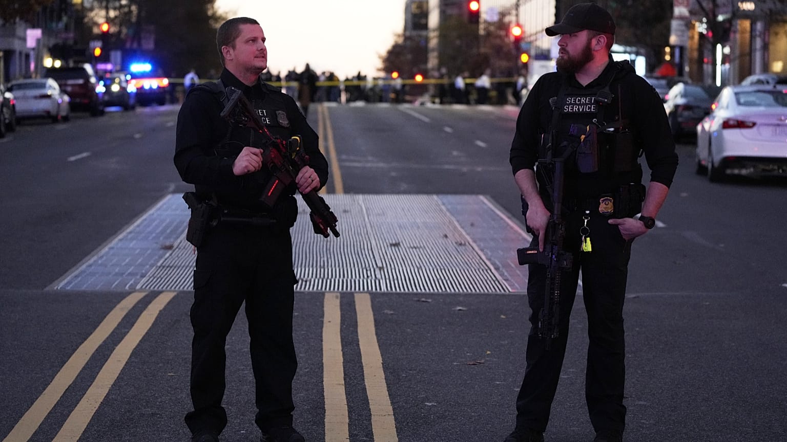 ماموران پلیس فدرال در محل تیراندازی به سوی نیروهای گارد ملی آمریکا