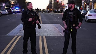 ماموران پلیس فدرال در محل تیراندازی به سوی نیروهای گارد ملی آمریکا