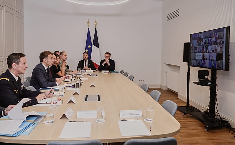 رئيس أركان الدفاع الفرنسي الجنرال فابيان ماندون (يسار) والرئيس الفرنسي إيمانويل ماكرون (ثاني من اليسار) يحضران مؤتمرا بالفيديو لـ"تحالف الراغبين" بشأن أوكرانيا في قصر الإليزيه