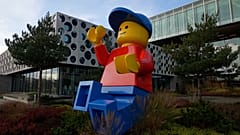 مجسم "ليغو" خارج "Lego Campus" الجديد التابع للشركة في بيلوند