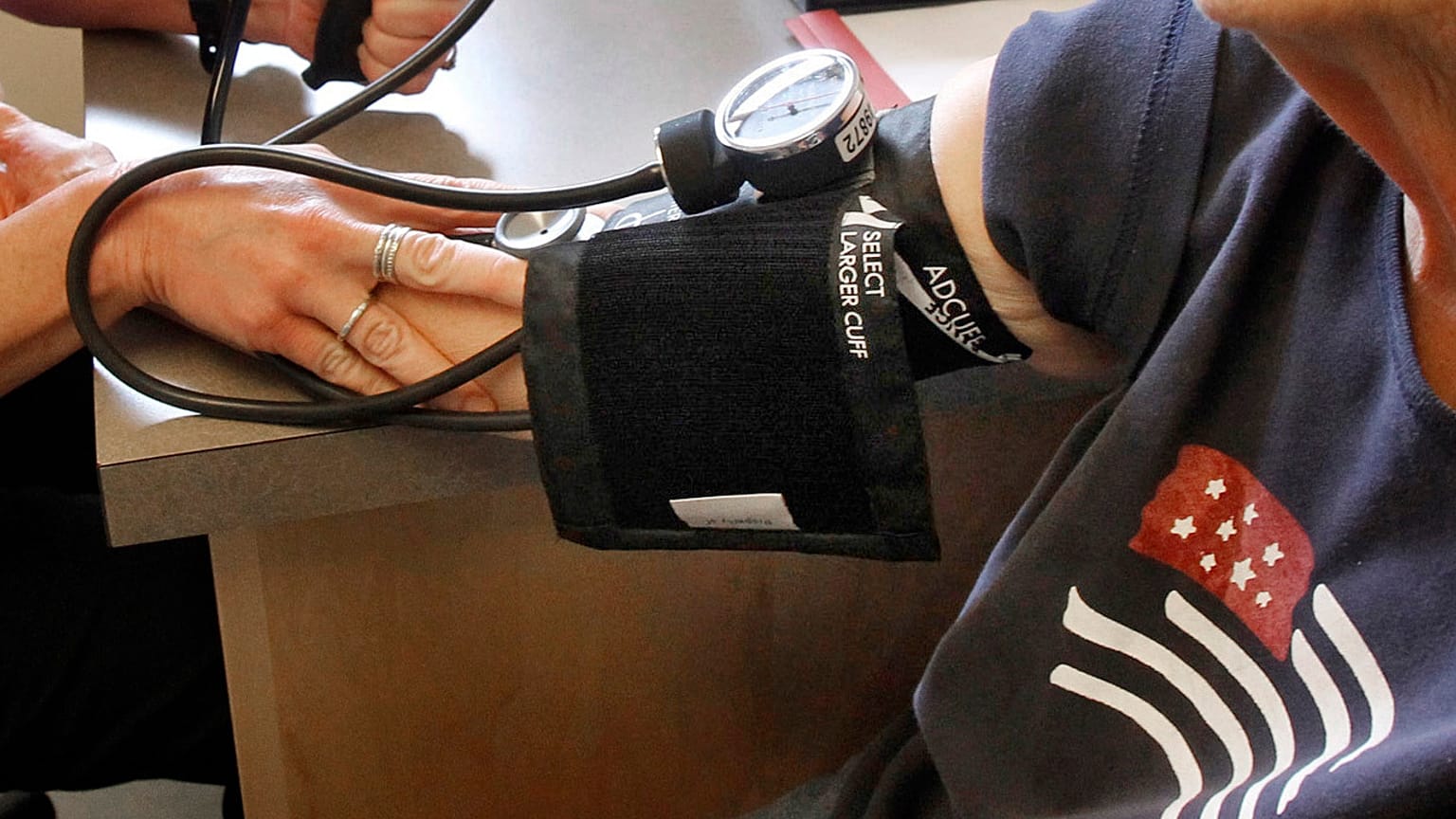 ، تُظهر ممرضةٌ مسجّلة قياس ضغط الدم لمريضة في بلدة بلاينفيلد بولاية فيرمونت