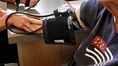 ، تُظهر ممرضةٌ مسجّلة قياس ضغط الدم لمريضة في بلدة بلاينفيلد بولاية فيرمونت