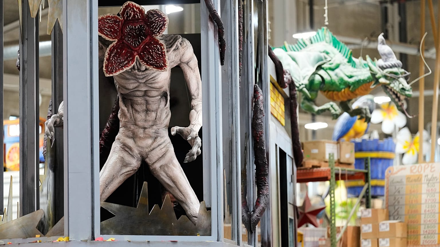 Un monstre de la série « Stranger Things » présenté lors d'une avant-première presse des nouveaux chars au Macy's Parade Studio de Moonachie, dans le New Jersey, 18.11.25