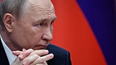 O Presidente russo, Vladimir Putin, assiste às conversações entre o Quirguistão e a Rússia no complexo administrativo Yntymak-Manas Ordo, em Bishkek, Quirguistão, na quarta-feira, 26 de novembro de 2025