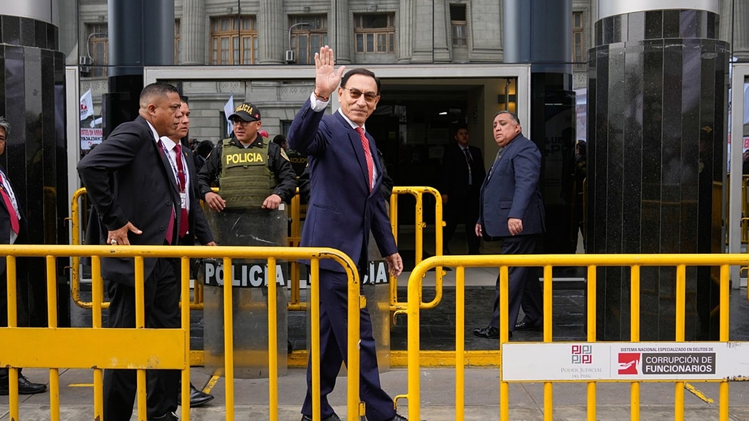 Peru'nun eski Devlet Başkanı Martin Vizcarra mahkeme girişi önünde halkı selamlarken, 26 Kasım 2025