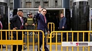 Peru'nun eski Devlet Başkanı Martin Vizcarra mahkeme girişi önünde halkı selamlarken, 26 Kasım 2025