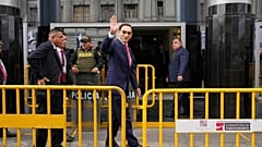 Peru'nun eski Devlet Başkanı Martin Vizcarra mahkeme girişi önünde halkı selamlarken, 26 Kasım 2025