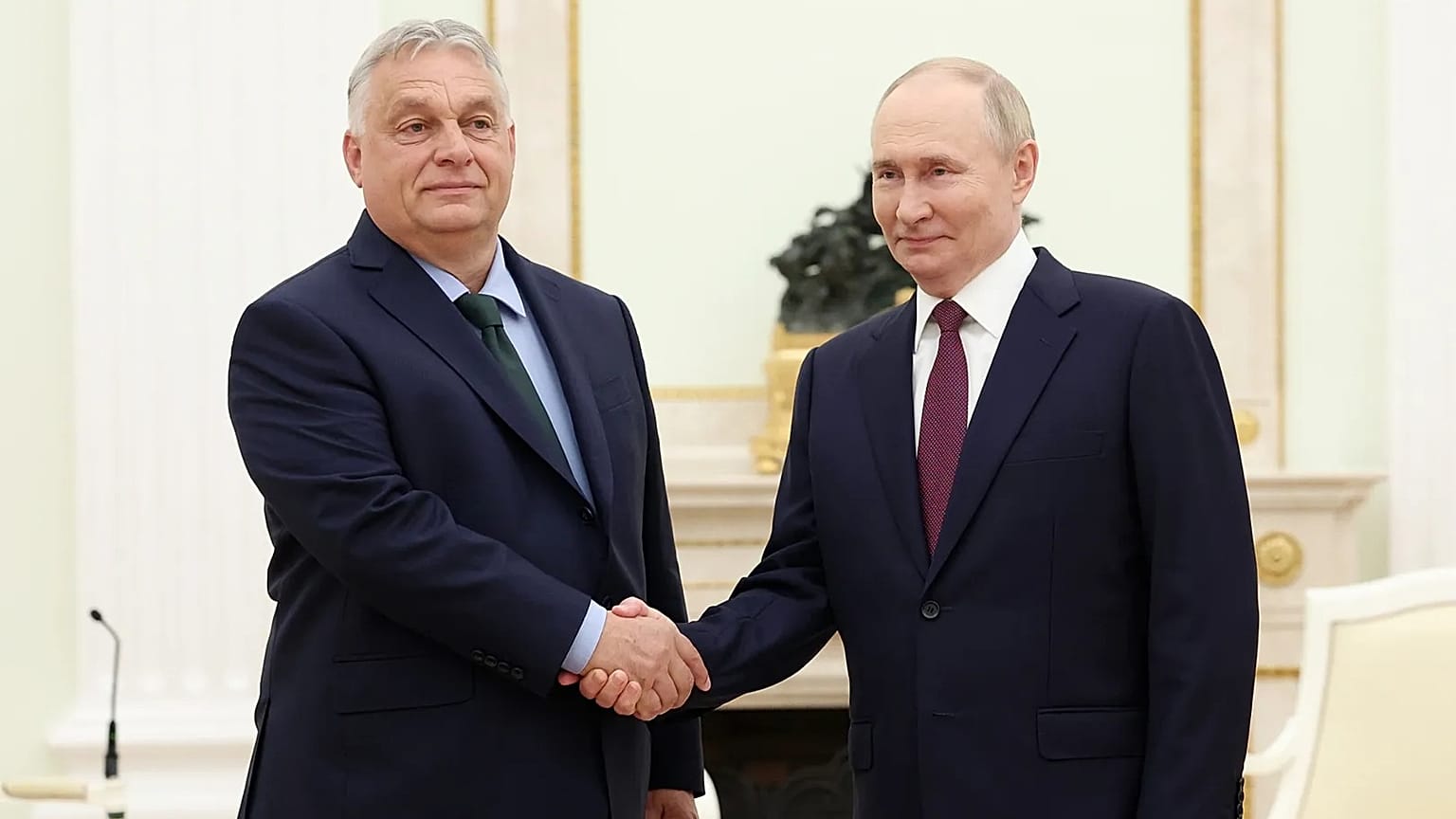  Russian President Vladimir Putin, right, and Hungarian Prime Minister Viktor Orban shake hands during a meeting in Moscow, July 5, 2024. (Valeriy Sharifulin, Sputnik, Kremlin