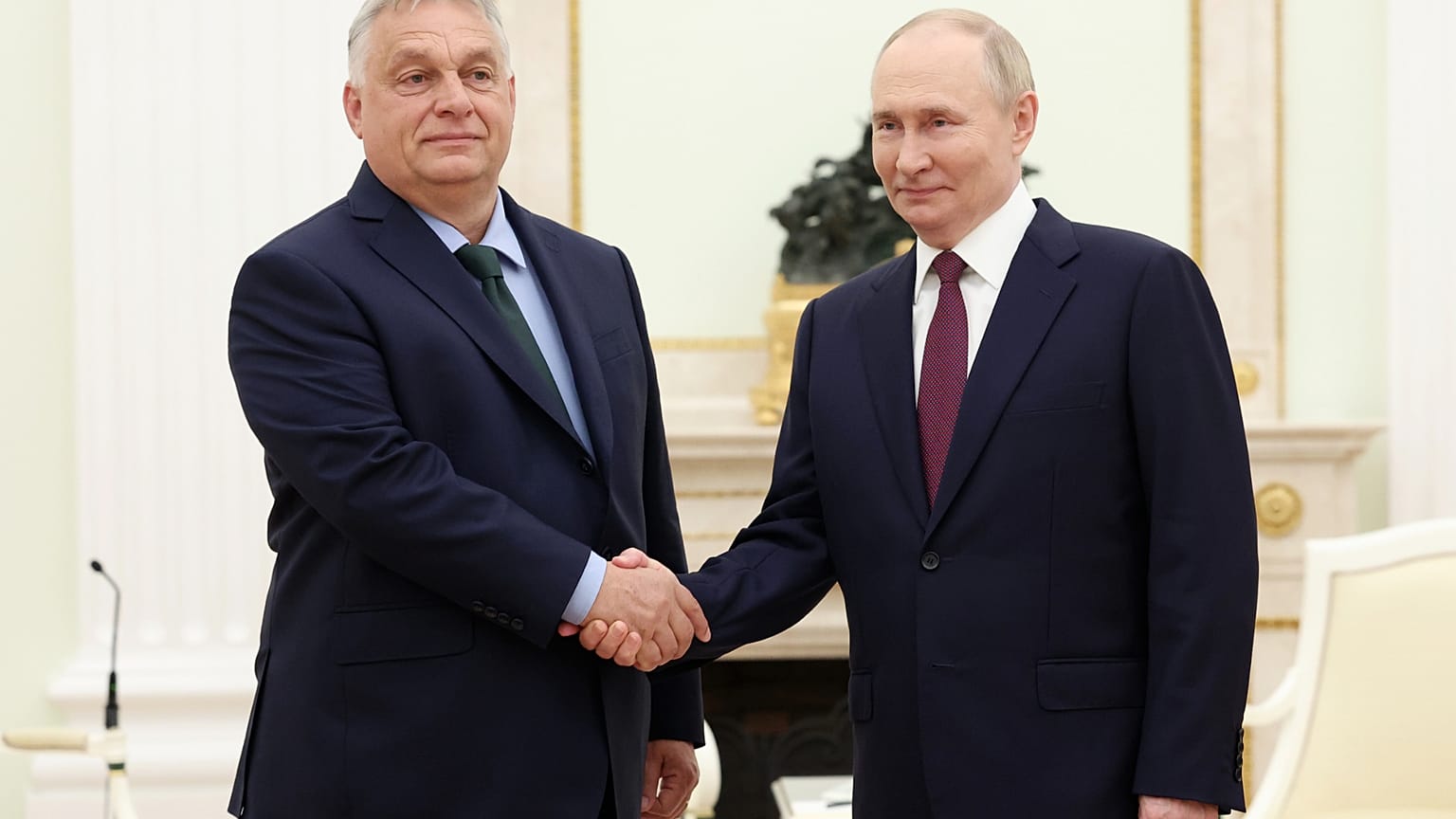  Il presidente russo Vladimir Putin, a destra, e il primo ministro ungherese Viktor Orban si stringono la mano durante un incontro a Mosca, il 5 luglio 2024. (Valeriy Sharifulin, Sputnik, Cremlino).
