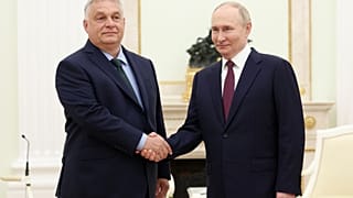  Der russische Präsident Wladimir Putin, rechts, und der ungarische Premierminister Viktor Orban schütteln sich während eines Treffens in Moskau am 5. Juli 2024 die Hände. (Valeriy Sharifulin, Sputnik, Kremlin