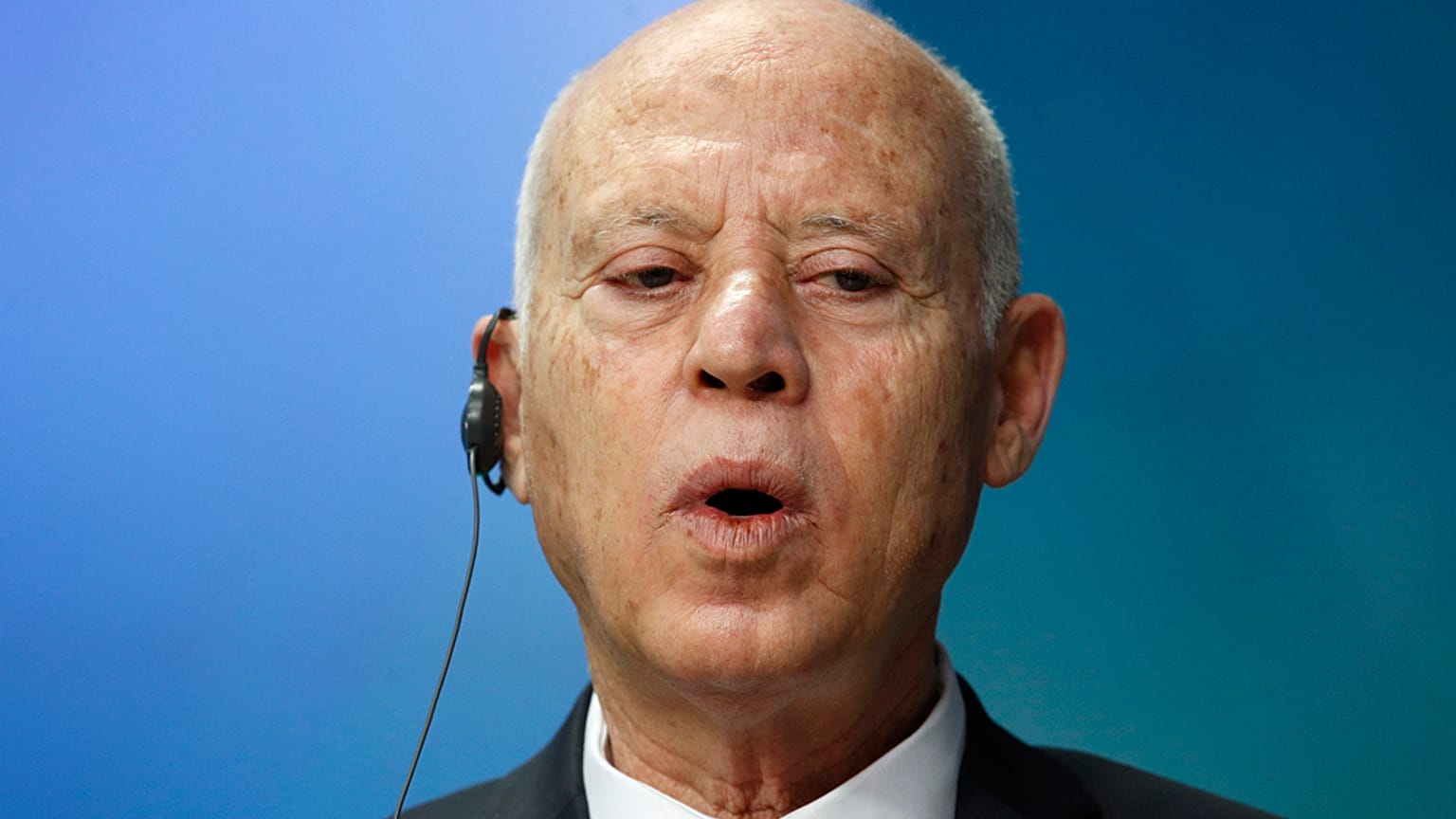 الرئيس التونسي قيس سعيّد يتحدث خلال مؤتمر صحفي على هامش قمة الاتحاد الأوروبي وأفريقيا في بروكسل، يوم الجمعة 18 فبراير 2022.