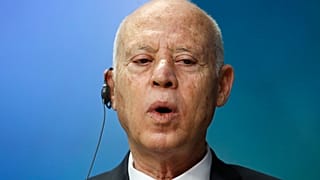 الرئيس التونسي قيس سعيّد يتحدث خلال مؤتمر صحفي على هامش قمة الاتحاد الأوروبي وأفريقيا في بروكسل، يوم الجمعة 18 فبراير 2022.