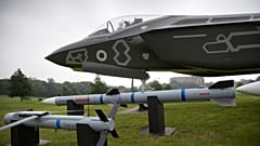 Füzelerin ve F35 savaş uçağının ölçekli maketleri