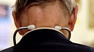 يرتدي طبيب بدأ ممارسة الطب عام 1955 سماعة طبية حول عنقه أثناء معاينته للمرضى في مكتبه في ولاية إلينوي. بعد قرنين من اختراعها، تواجه السماعة الطبية