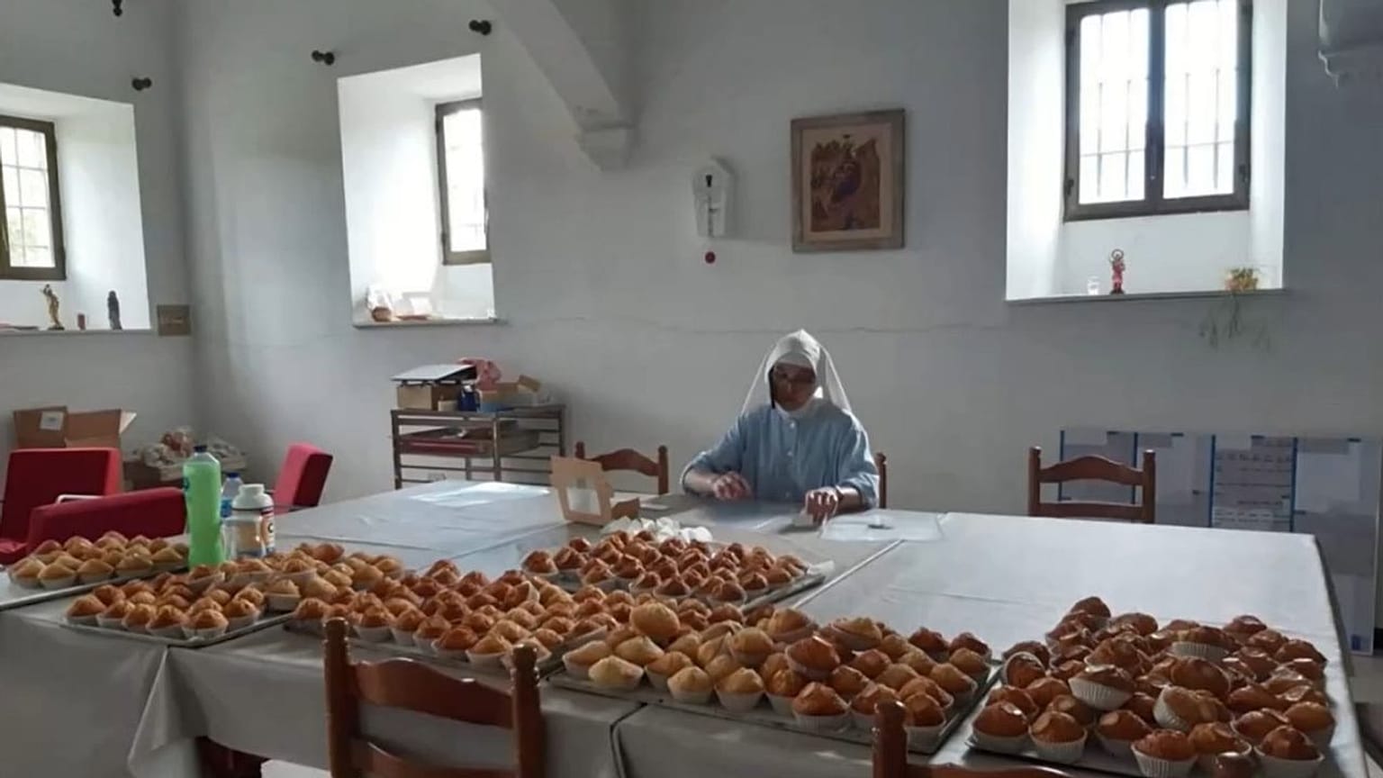 Una delle suore di Belorado con decine di cupcake.