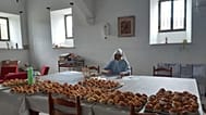 Una de las monjas de Belorado junto a decenas de magdalenas