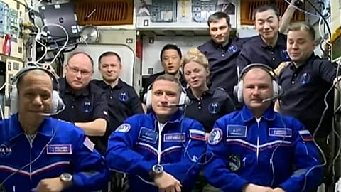Equipaggio della Stazione Spaziale Internazionale (ISS) in ascolto del controllo di missione