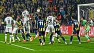 Varga Barnabás (19) fejese a hálóba tart a Fenerbahce - FTC labdarúgó Európa-liga - mérkőzésen a Sükrü Saracoglu stadionban 2025. november 27-én