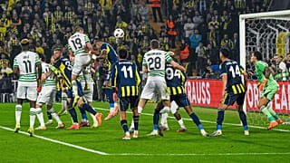 Varga Barnabás (19) fejese a hálóba tart a Fenerbahce - FTC labdarúgó Európa-liga - mérkőzésen a Sükrü Saracoglu stadionban 2025. november 27-én