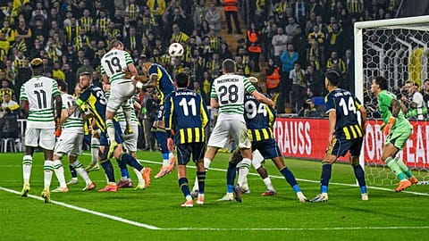 Varga Barnabás (19) fejese a hálóba tart a Fenerbahce - FTC labdarúgó Európa-liga - mérkőzésen a Sükrü Saracoglu stadionban 2025. november 27-én