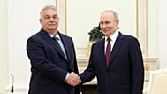 Vladimir Putin, à direita, e Viktor Orbén apertam as mãos durante uma reunião em Moscovo, a 5 de julho de 2024. (Valeriy Sharifulin, Sputnik, Kremlin