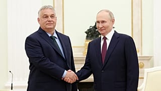 Vladimir Putin, à direita, e Viktor Orbén apertam as mãos durante uma reunião em Moscovo, a 5 de julho de 2024. (Valeriy Sharifulin, Sputnik, Kremlin