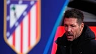 El entrenador del Atlético de Madrid, Diego Pablo Simeone, llega al banquillo durante el partido contra el Inter de Milán, en Madrid, el 26 de noviembre de 2025.