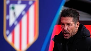 El entrenador del Atlético de Madrid, Diego Pablo Simeone, llega al banquillo durante el partido contra el Inter de Milán, en Madrid, el 26 de noviembre de 2025.