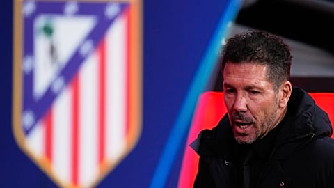 El entrenador del Atlético de Madrid, Diego Pablo Simeone, llega al banquillo durante el partido contra el Inter de Milán, en Madrid, el 26 de noviembre de 2025.