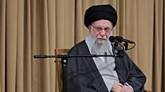في هذه الصورة التي نشرها الموقع الرسمي لمكتب المرشد الأعلى الإيراني، يظهر المرشد الأعلى آية الله علي خامنئي وهو يحضر اجتماعًا مع أعضاء مجلس الوزراء، في طهران
