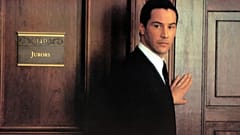 Keanu Reeves'in avukat rolünü üstlendiği Şeytanın Avukatı filminden bir kare.