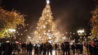 Κόσμος παρακολουθεί τη φωταγώγηση του χριστουγεννιάτικου δέντρου του Δήμου Αθηναίων στην πλατεία Συντάγματος