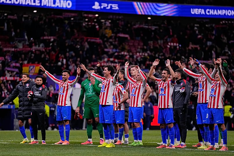 Piłkarze Atlético Madryt świętują po wygranym meczu fazy otwarcia Ligi Mistrzów z Interem Mediolan w Madrycie, Hiszpania, w środę, 26 listopada 2025 r.