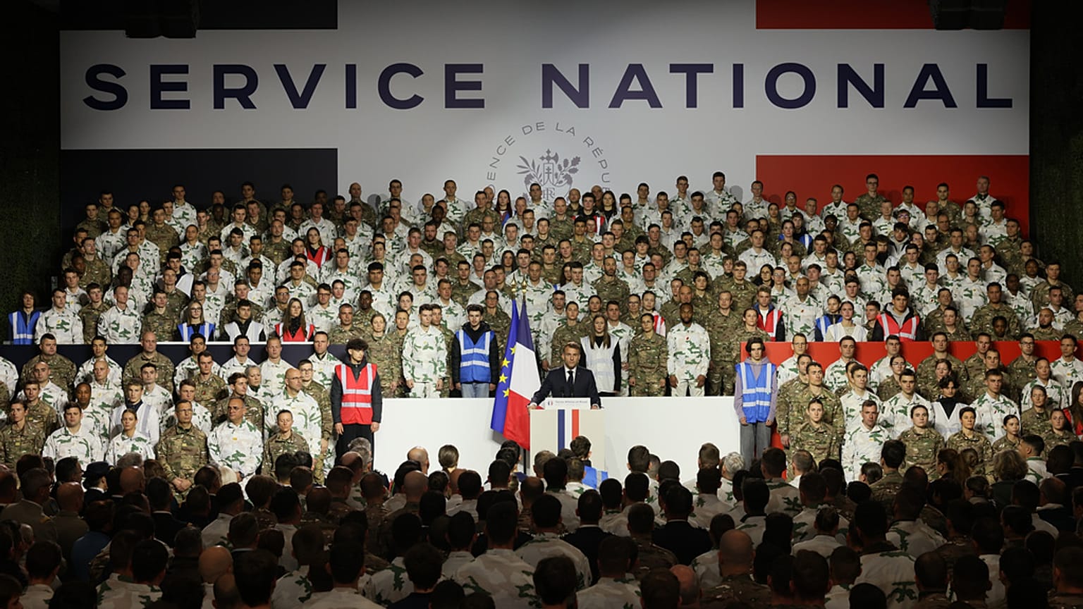 Le président français Emmanuel Macron a dévoilé un nouveau service militaire national lors d'un discours devant l'armée à la base militaire de Varces, le 27 novembre 2025.